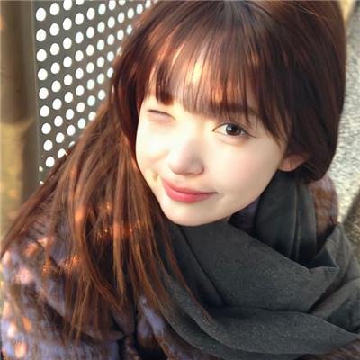 坐推土机的少女